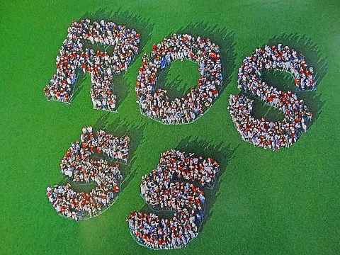 181-Luchtfoto GROTE groep kinderen 55 jaar bestaan School Rijnsburg DSC02443