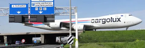 021-SCHIPHOL VRACHTVLIEGTUIG OVER RIJKSWEG A4.