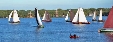 034-SKUTSJES ZEILEND OP DE KRALINGSE PLAS